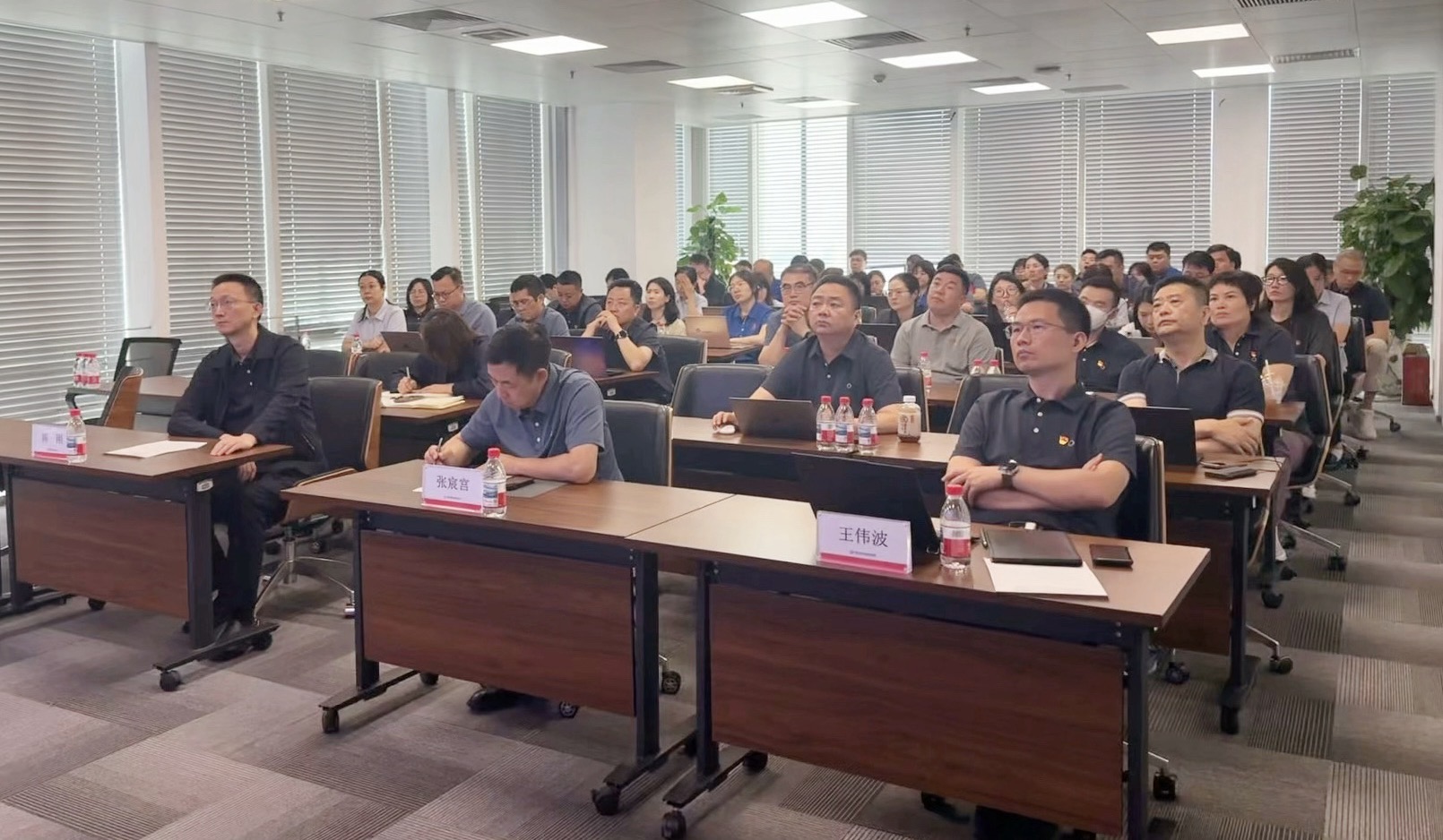 中建材信息黨總支召開深入貫徹中央八項規(guī)定精神學(xué)習(xí)教育警示教育大會暨專題黨課